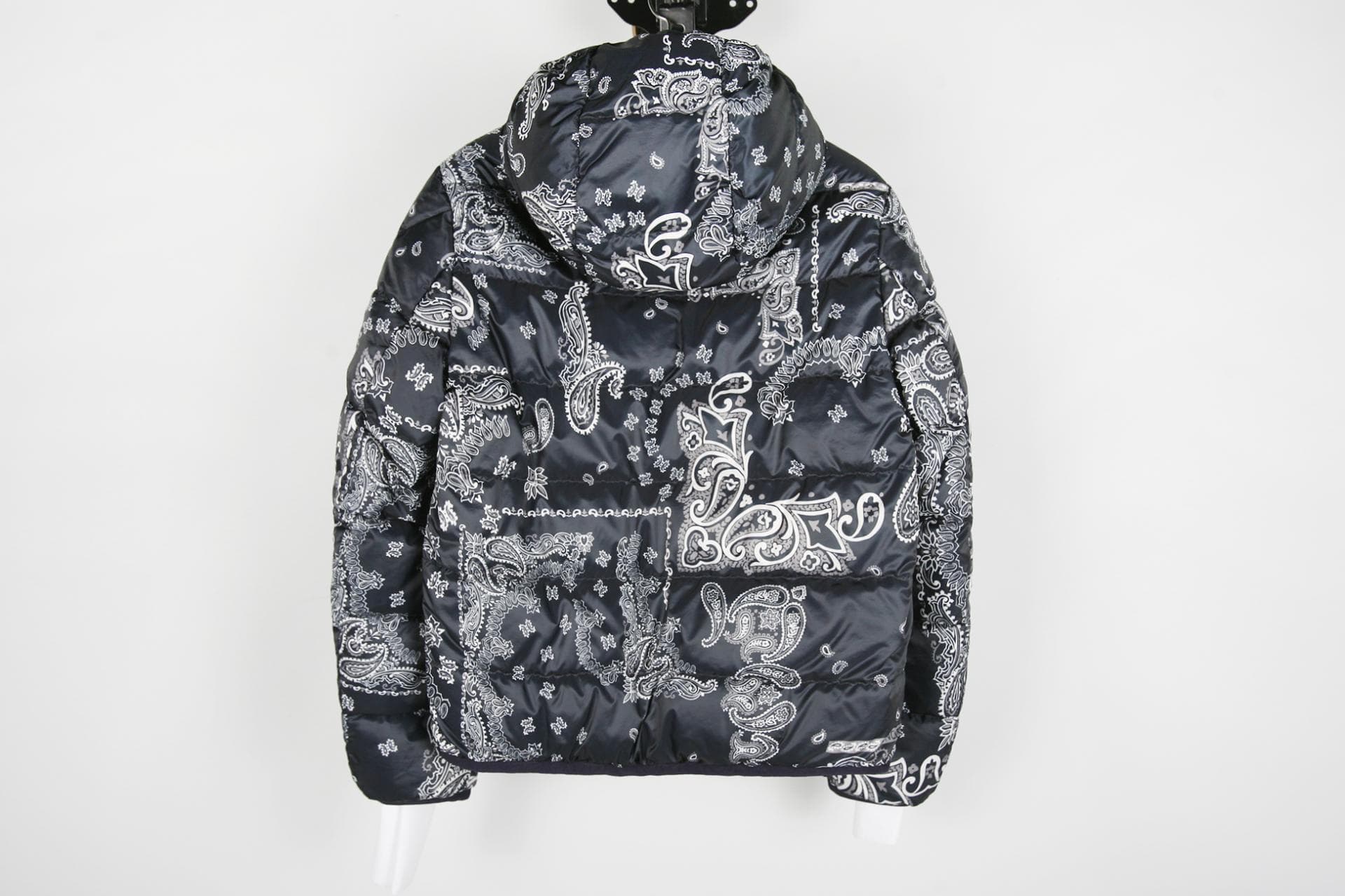 [Moncler 몽클레르] 페이즐리 패턴 다운 점퍼 상세