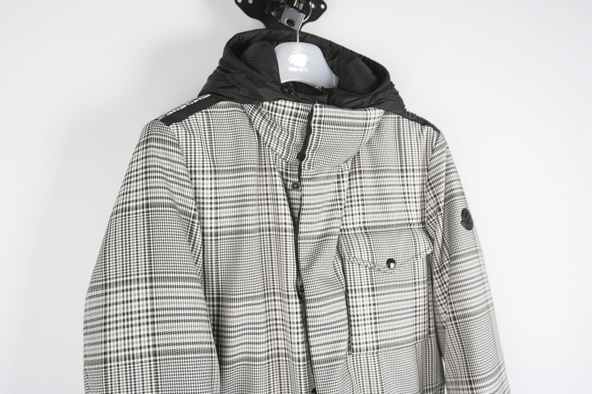 [Moncler 몽클레르] 체크패턴 다운 점퍼 상세