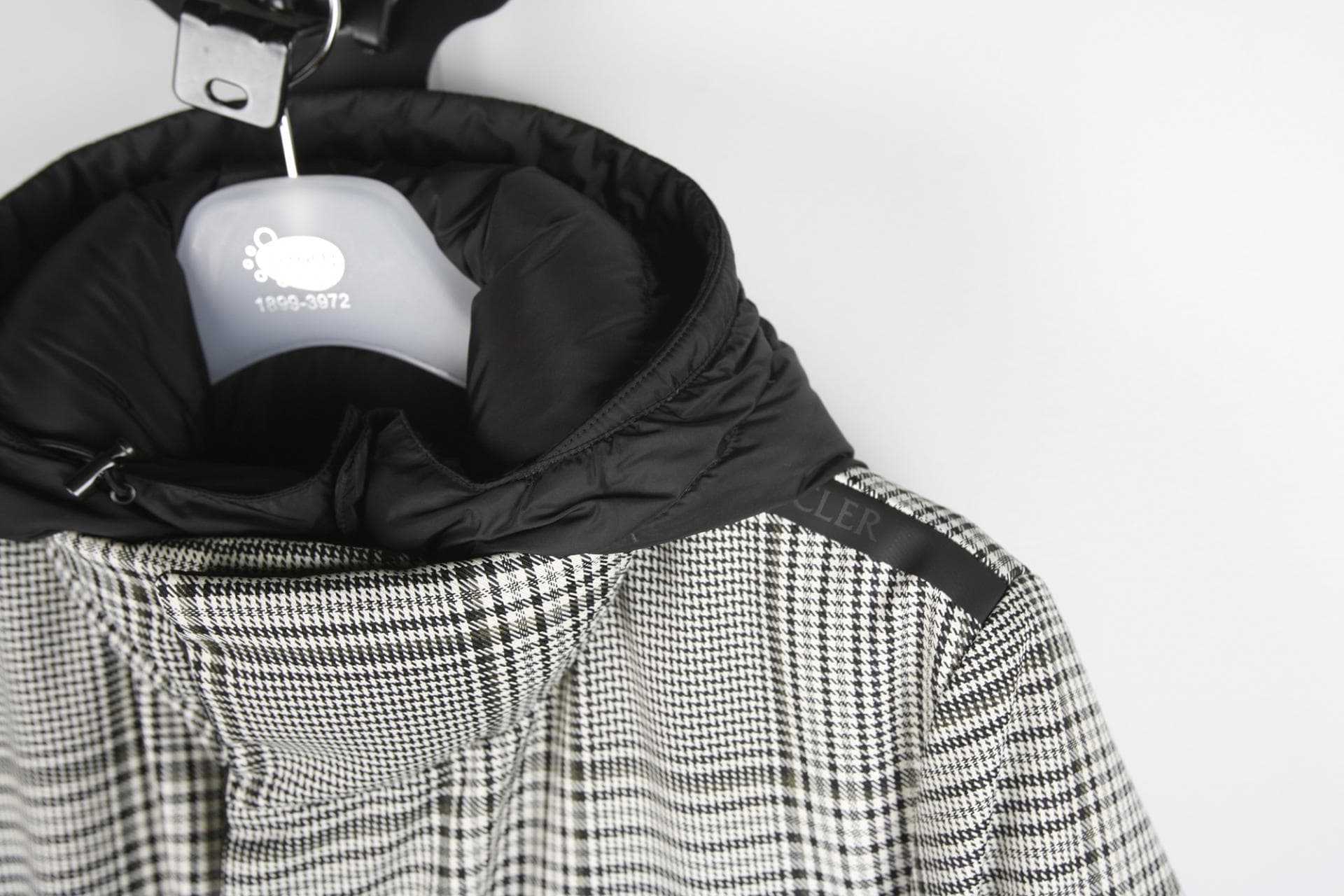 [Moncler 몽클레르] 체크패턴 다운 점퍼 상세
