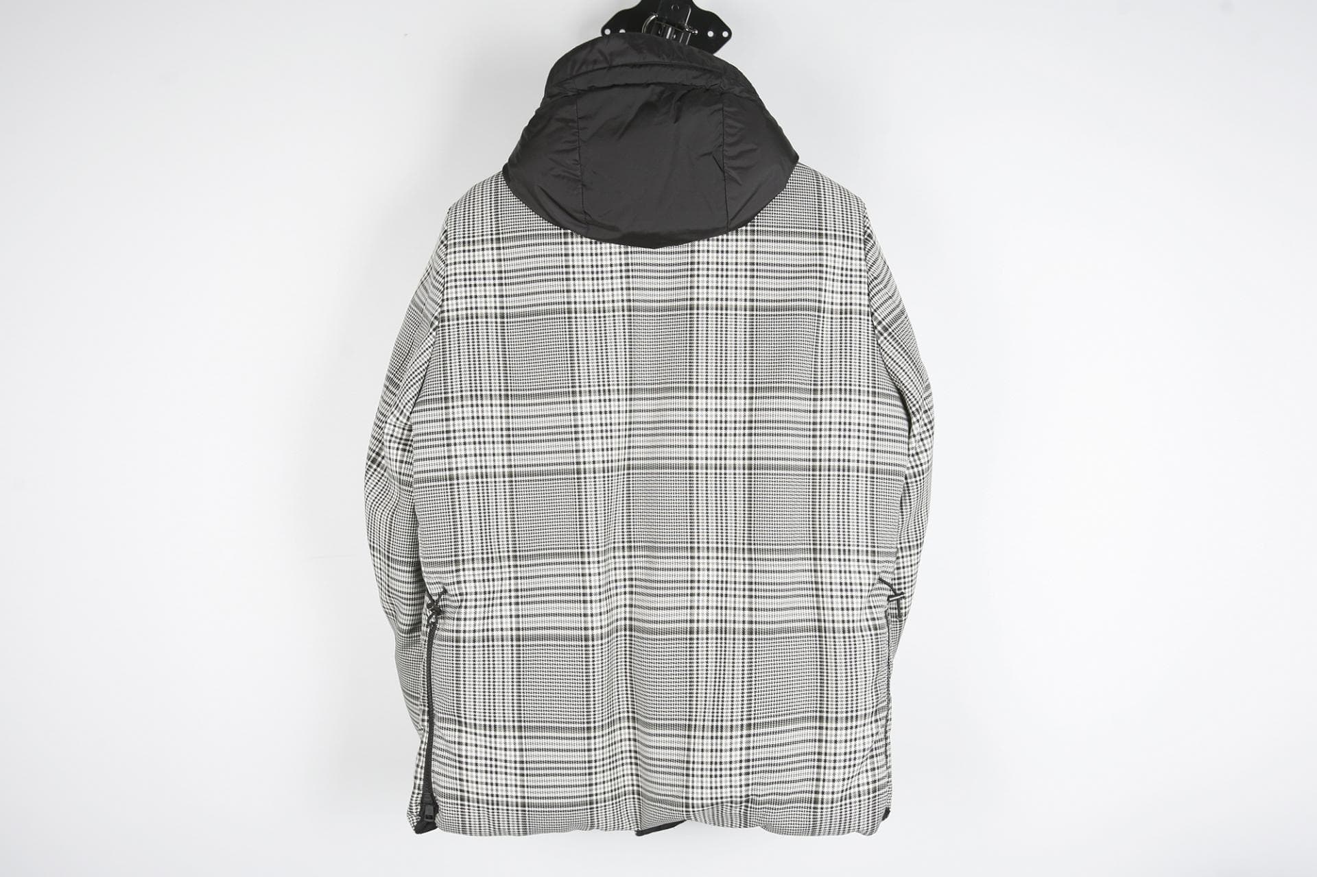[Moncler 몽클레르] 체크패턴 다운 점퍼 상세
