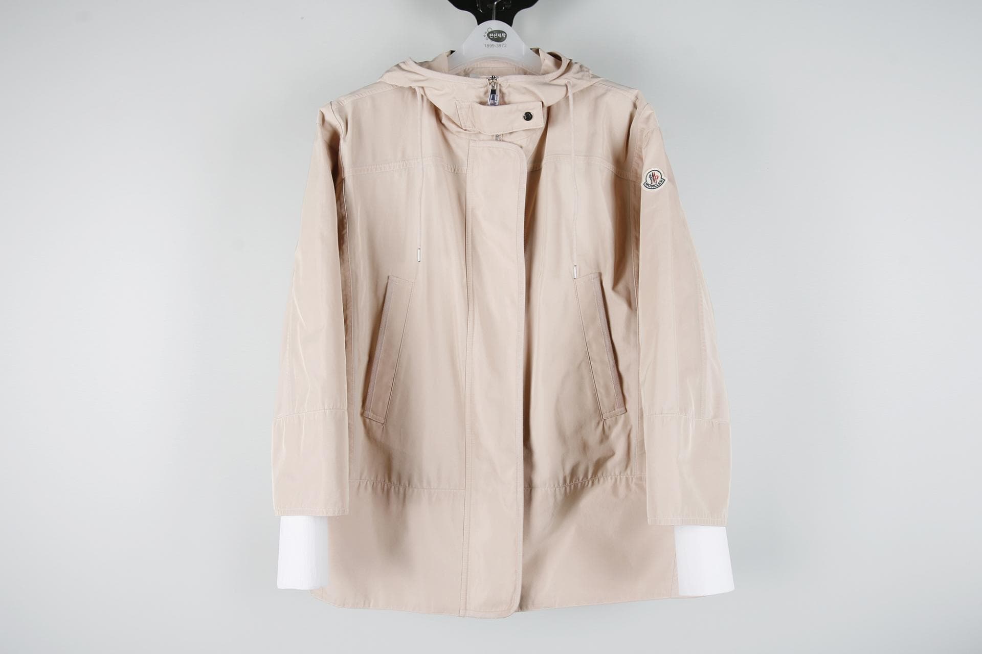 [Moncler 몽클레르] 스트링 후드 점퍼
