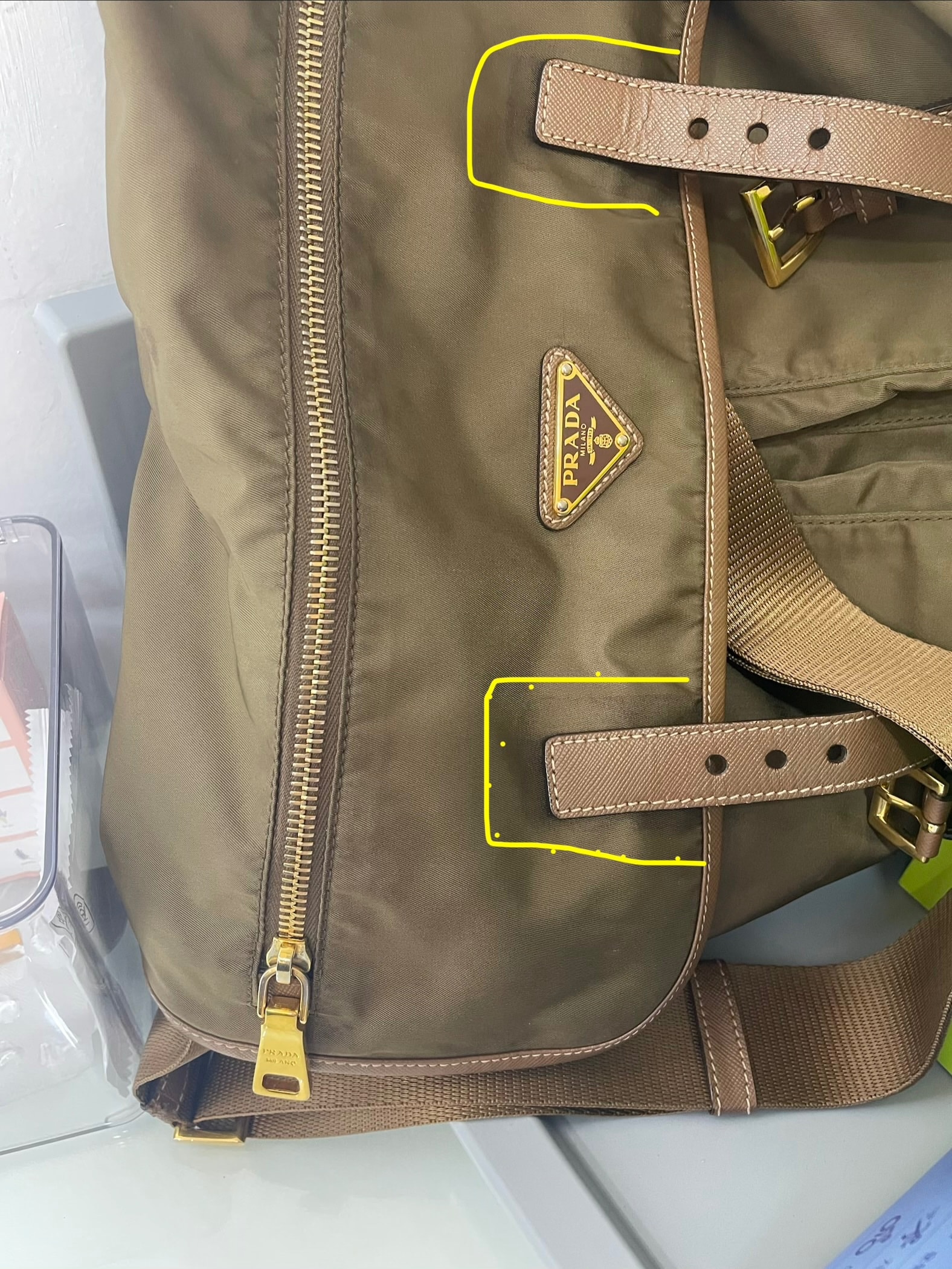 뒷면 곰팡이와 잠금부위 안쪽 안감 곰팡이 첨부 사진 1