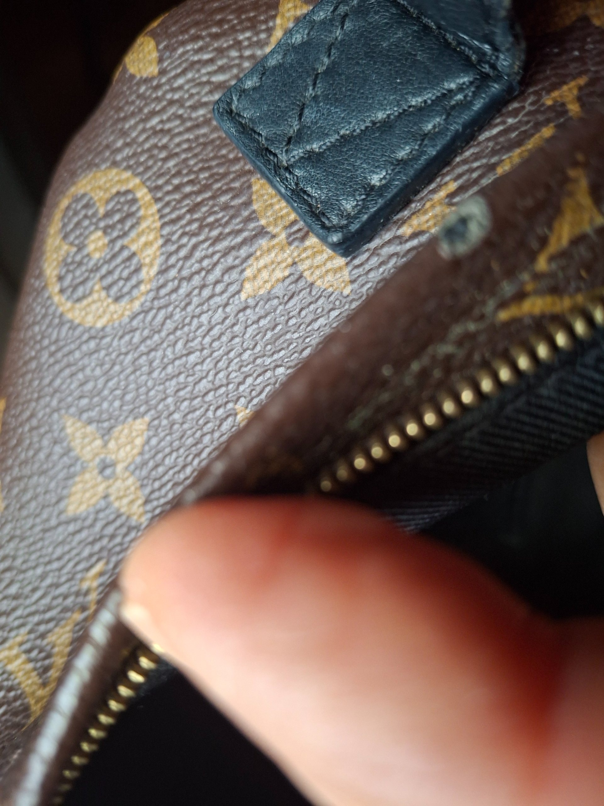 루이비통 팜미니 지퍼로 뜯긴 자리 첨부 사진 3